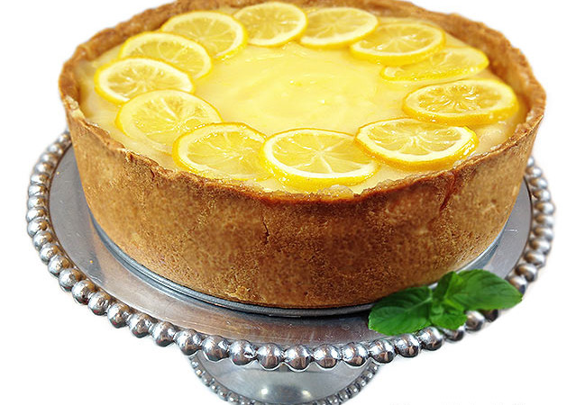 Lemon Bar Cheesecake. Deliciously sweet and crunchy crust, creamy cheesecake and tangy homemade lemon curd. All garnished with tart candied lemons.