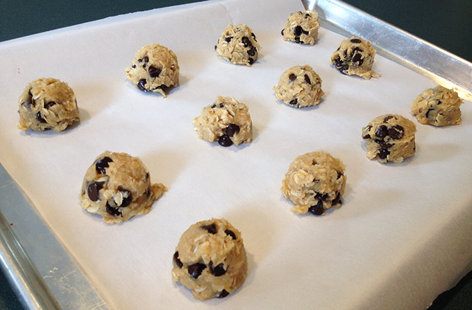 These Easy Oatmeal Chocolate Chip Cookies are fabulous. Butter, flour, sugar, oatmeal, chocolate chips...Mmmm. Perfect for picnics and lunch boxes.