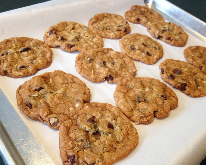 These Easy Oatmeal Chocolate Chip Cookies are fabulous. Butter, flour, sugar, oatmeal, chocolate chips...Mmmm. Perfect for picnics and lunch boxes.