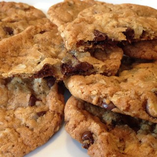 These Easy Oatmeal Chocolate Chip Cookies are fabulous. Butter, flour, sugar, oatmeal, chocolate chips...Mmmm. Perfect for picnics and lunch boxes.