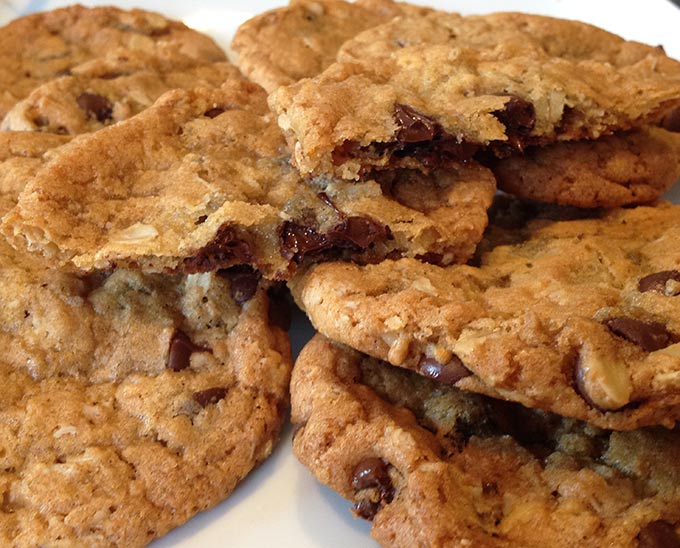 These Easy Oatmeal Chocolate Chip Cookies are fabulous. Butter, flour, sugar, oatmeal, chocolate chips...Mmmm. Perfect for picnics and lunch boxes.