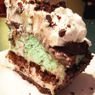 Fudgy Grasshopper Ice Cream Pie: a refreshing summertime treat. If you're into ice-cream pies with ice cream, fudge & cookie layers, this is perfect!