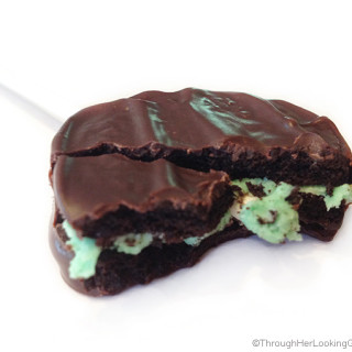 Grasshopper Oreo Cookie Pops: easy no bake treat for birthday, school and party favors. For kids and kids at heart. A cookie pop bouquet makes a great gift!