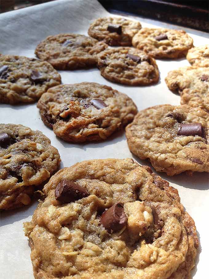 These Easy Oatmeal Chocolate Chip Cookies are fabulous. Butter, flour, sugar, oatmeal, chocolate chips...Mmmm. Perfect for picnics and lunch boxes.