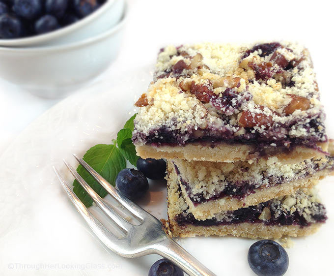 Pecan Crumble Blueberry Shortbread: buttery shortbread layered with blueberries and crunchy pecan crumble topping. For all the blueberry lovers!
